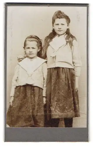 Fotografie unbekannter Fotograf und Ort, Hübsches Mädchen mit ausgefallener Frisur und der kleinen süssen Schwester