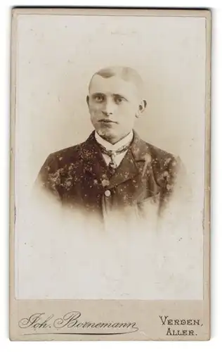 Fotografie Joh. Bornemann, Verden /Aller, Junger Mann mit akkuraten Scheitel und Krawatte
