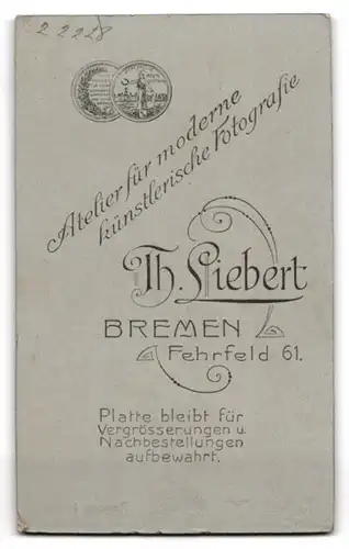 Fotografie Th. Liebert, Bremen, Fehrfeld 61, Hübsche Dame mit charmantem Lächeln und Ohrringen