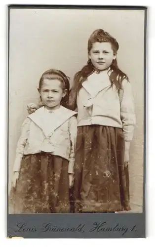 Fotografie Louis Grünewald, Hamburg, Hübsches Mädchen mit ausgefallener Frisur und süsser Schwester
