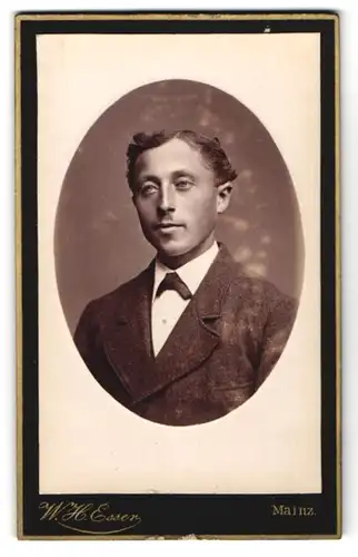 Fotografie W. H. Esser, Mainz, Emmerich Josephstr. 11, Junger Mann mit auffallenden Augen und Seitenscheitel