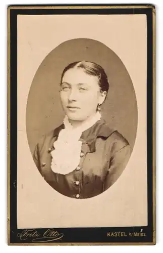 Fotografie Fritz Otto, Kastel, Mainzer Str. 49, Junge hübsche Frau mit ausdrucksvollen Augen und Ohrringen