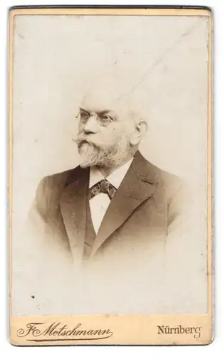 Fotografie F. Motschmann, Nürnberg, Maxfeld-Str. 48, Älterer Herr mit Brille und Vollbart