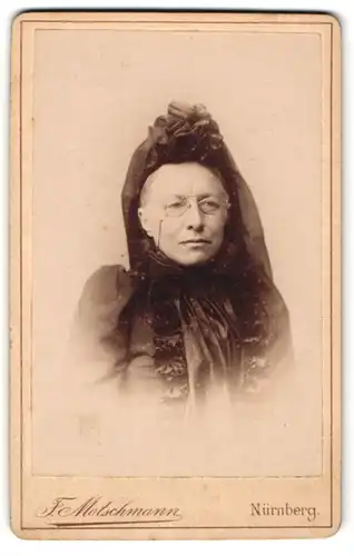 Fotografie F. Motschmann, Nürnberg, Maxfeld-Str. 48, Ältere Dame mit Brille und Haube