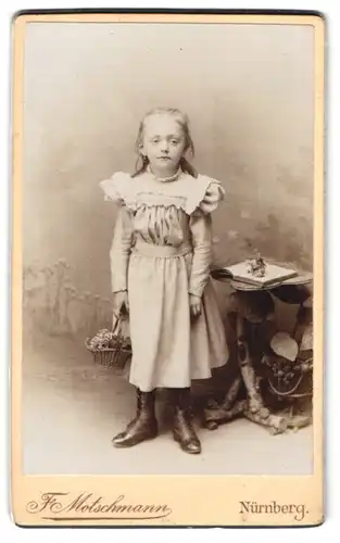 Fotografie F. Motschmann, Nürnberg, Maxfeld-Str. 48, Süsses blondes Blumenmädchen mit Ohrringen