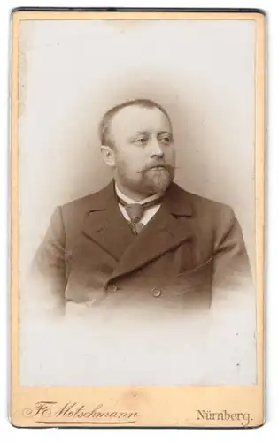 Fotografie F. Motschmann, Nürnberg, Maxfeld-Str. 48, Gutbürgerlicher Herr mit Vollbart und aufmerksamen Blick