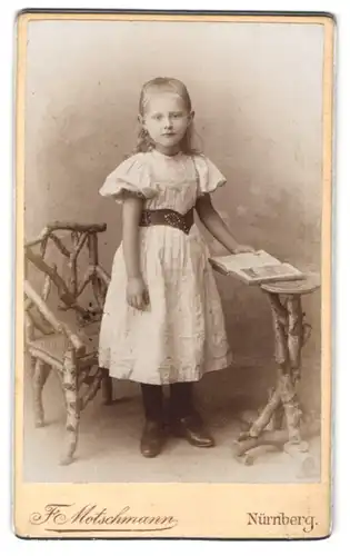 Fotografie F. Motschmann, Nürnberg, Maxfeld-Str. 48, Hübsches blondes Mädchen mit langen Haaren und Gürtel