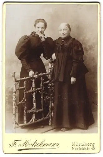 Fotografie F. Motschmann, Nürnberg, Maxfeldstr. 48, Ältere und junge Dame in schwarzer Kleidung