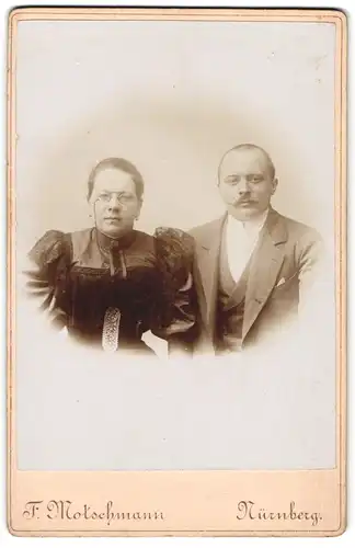 Fotografie F. Motschmann, Nürnberg, Maxfeldstr. 48, Ehepaar in zeitgenössischer Kleidung