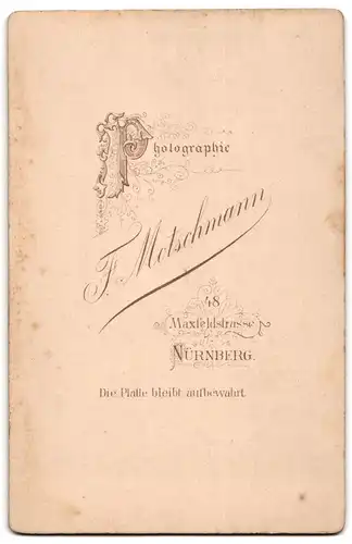 Fotografie F. Motschmann, Nürnberg, Maxfeldstr. 48, Ehepaar in zeitgenössischer Kleidung