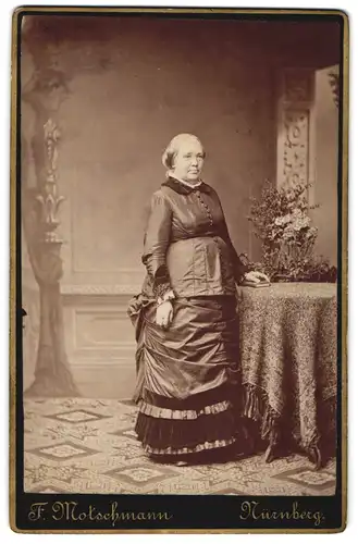 Fotografie F. Motschmann, Nürnberg, Ältere Dame in festlicher Kleidung