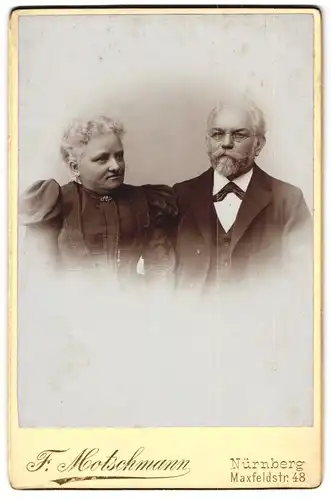 Fotografie F. Motschmann, Nürnberg, Maxfeldstr. 48, Älteres Paar in hübscher Kleidung