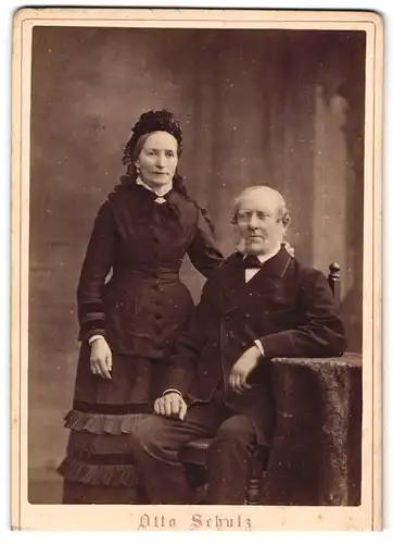 Fotografie Otto Schulz, Ort unbekannt, Älteres Paar in zeitgenössischer Kleidung