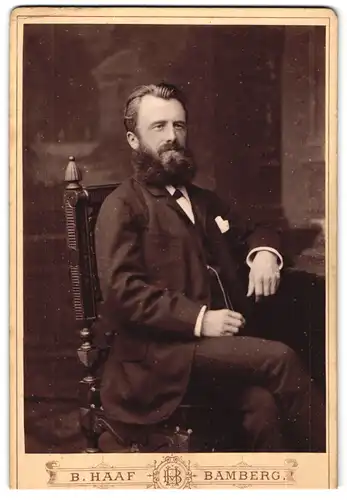 Fotografie B. Haaf, Bamberg, Elegant gekleideter Herr mit Vollbart