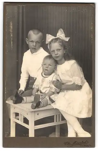 Fotografie Chr. Mönsted, Verden, Drei Kinder in zeitgenössischer Kleidung