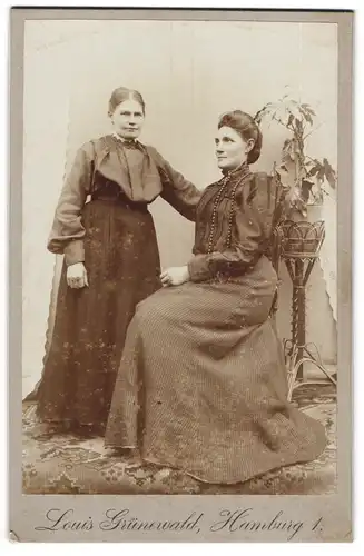 Fotografie Louis Grünewald, Hamburg, Zwei bürgerliche Damen in zeitgenössischer Kleidung
