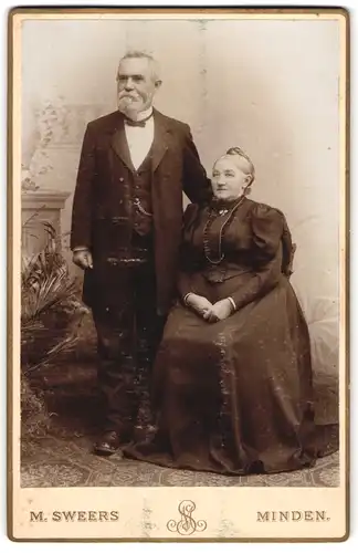 Fotografie M. Sweers, Minden, Älteres Paar in eleganter Kleidung