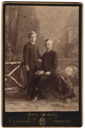 Fotografie Otto Schulz, Osnabrück, Domhof 4 a, Zwei Jungen in modischer Kleidung