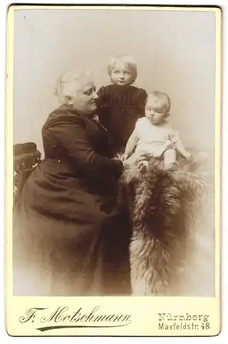 Fotografie F. Motschmann, Nürnberg, Maxfeldstr. 48, Beleibte Dame im Kleid mit zwei Kindern