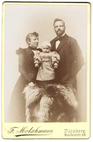 Fotografie F. Motschmann, Nürnberg, Maxfeldstr. 48, Bürgerliches Paar mit einem Kind
