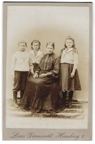Fotografie Louis Grünewald, Hamburg, Bürgerliche Dame mit drei Kindern