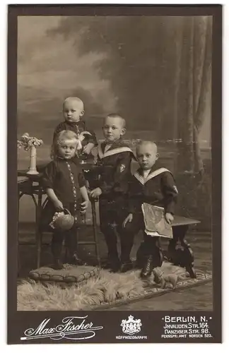 Fotografie Max Fischer, Berlin, Danziger-Str. 98, Invalidenstr. 164, Vier kleine Kinder in modischer Kleidung