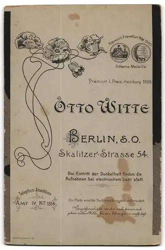 Fotografie Otto Witte, Berlin, Skalitzerstr. 54, Kleines Kind im Matrosenkleid mit Spielzeugpferd