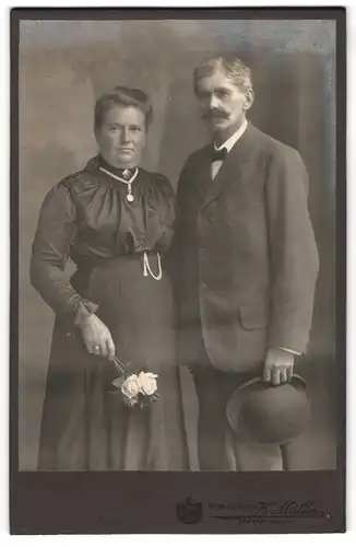 Fotografie Karl Müller, Memmingen, Bürgerliches Paar mit Blumen