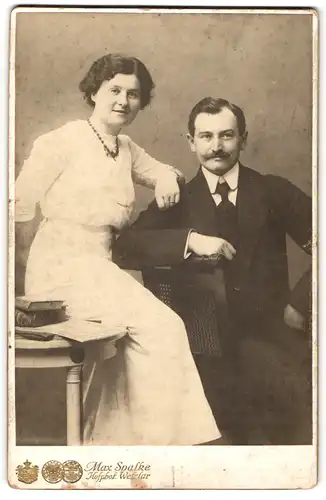 Fotografie Max Spalke, Wetzlar, Ehepaar in hübscher Kleidung