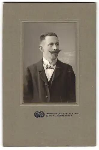 Fotografie F. J. Koest, Zürich, Bahnhofstr. 110, Elegant gekleideter Herr mit Bart