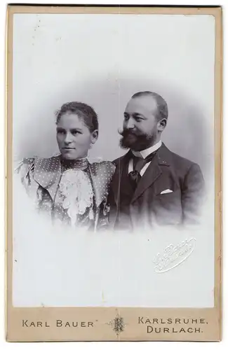 Fotografie Karl Bauer, Karlsruhe, Zähringer-Str. 41, Ehepaar in zeitgenössischer Kleidung