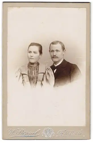 Fotografie W. Boppel, Schwäb. Gmünd, Junges Paar in eleganter Kleidung