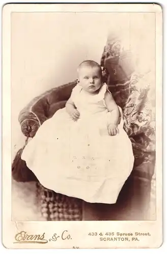 Fotografie Evans & Co., Scranton, Pa., 433 & 435, Spruce Street, Süsses Kleinkind im langen Kleid