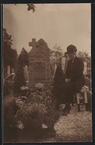 Foto-AK Grab von Richard Lichtenberger, Treue bis in den Tod, trauernde Frau