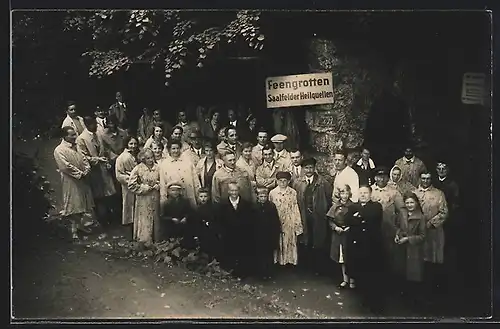 AK Saalfeld, Feengrotten mit Besuchern, Saalfelder Heilquellen