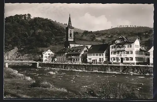 AK Weisenbach /Murgtal, Panorama mit Gasthaus zum Hirsch, Brücke und Kirche