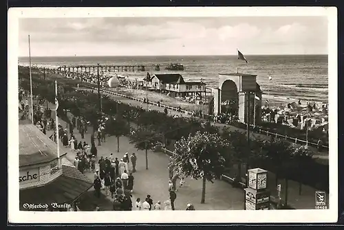 AK Bansin, Spaziergänger auf der Promenade, Strand und Meeresblick