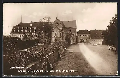 AK Wechselburg i. Sa., Aeusserer Schlosshof mit Schloss und Schlosskirche