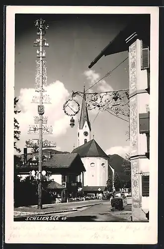 AK Schliersee, Strassenpartie mit Gasthaus Schild und Maibaum