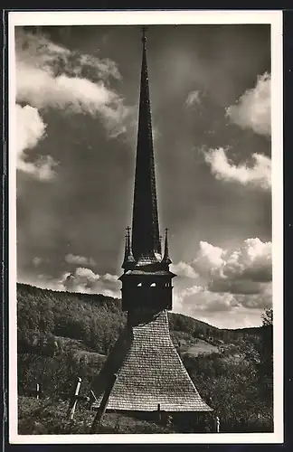 AK Siebenbürgen, Holzkirche gegen Hügelkette