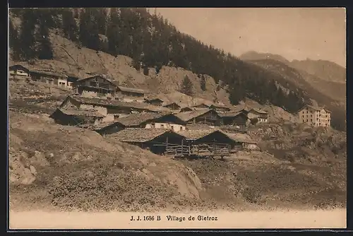 AK Gietroz, Ortsansicht mit Holzhütten in den Bergen