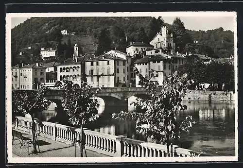 AK Ponte-Tresa /Lago di Lugano, Ortsansicht mit jungen Bäumen und Villenkolonnade