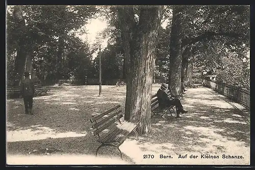 AK Bern, Flaneur auf Bank auf der kleinen Schanze