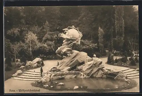 AK Bern, Partie mit Besuchern am Weltpostdenkmal