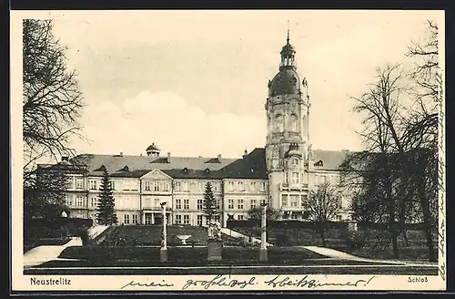 AK Neustrelitz, Strassenpartie vor dem Schloss