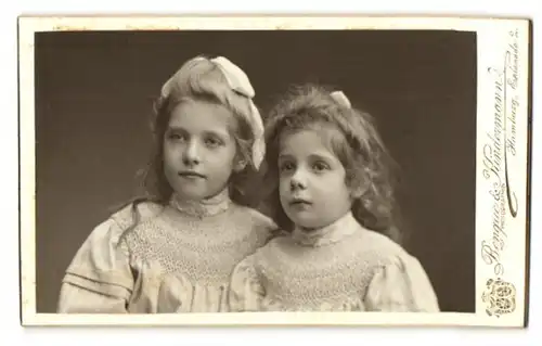 Fotografie Benque & Kindermann, Hamburg, Esplanade 2, Zwei Mädchen mit Haarschleifen