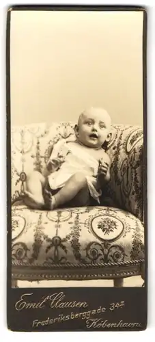 Fotografie Emil Clausen, Kopenhagen, Frederiksberggade 34, Süsses Baby auf gemustertem Sessel
