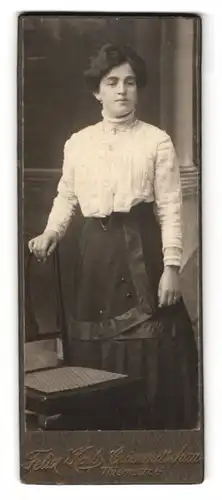 Fotografie F. Korb, Crimmitschau, Thiemestr. 4, Junge Frau mit weisser Bluse steht an einem Stuhl