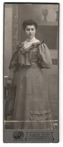 Fotografie Gustav Gock, Hohenwestedt i. H., Junge Dame im Kleid mit weiten Ärmeln