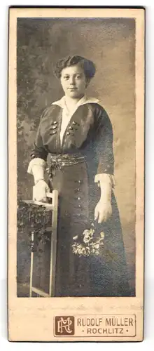 Fotografie Rudolf Müller, Rochlitz, Dame Lydia Hülsig-Gräbstütz mit Blumenstrauss und Kleid